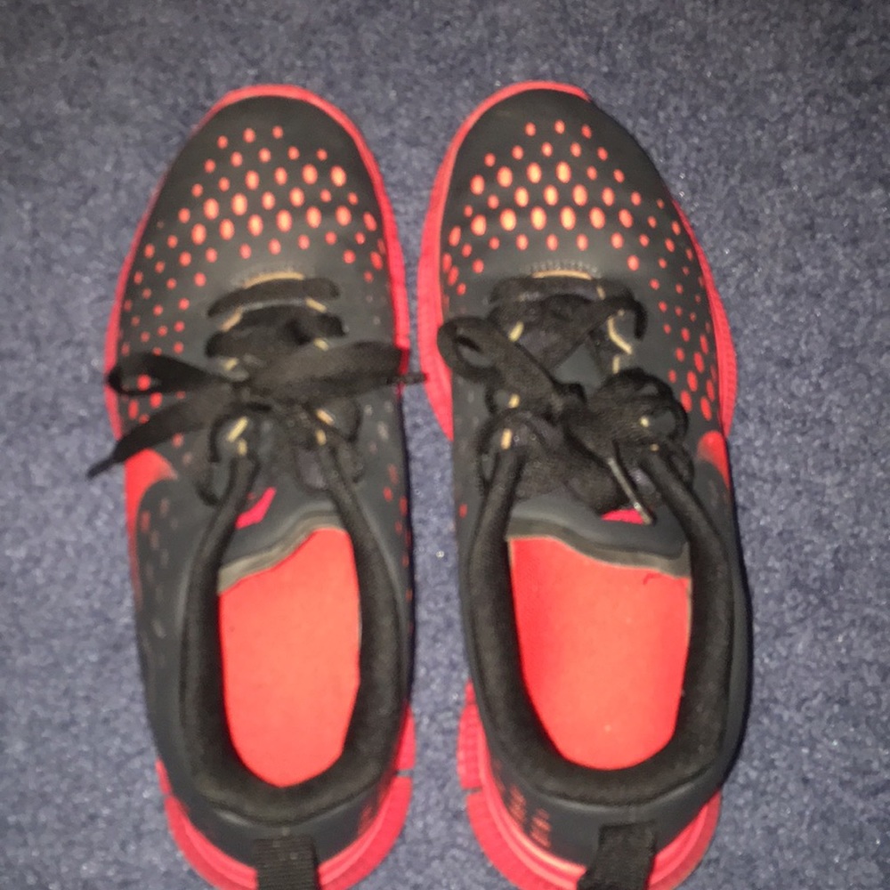 Nike black and red gym shoes - Picture 2 of 3